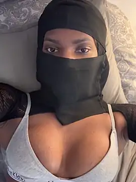 Chatroom XXX en direct de KiaraAmara