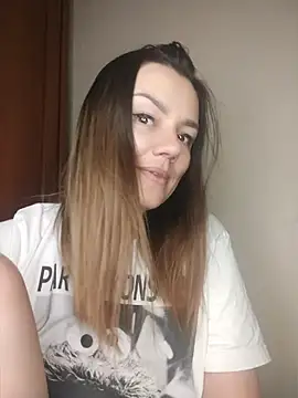 دردشة KrissSexi الجنسية المباشرة