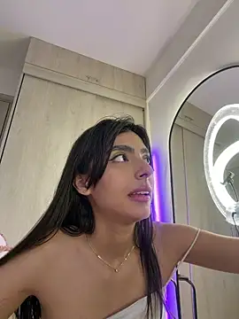 XXX chat uživo modela ZaraLuuv