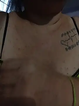 Chat +18 de CheekySnowQueen_69 ao vivo