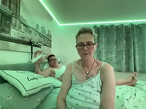 Chat XXX en directo de Curvy-Jinx