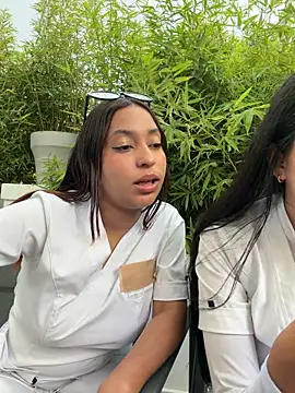 Chatroom XXX en direct de MiaCamille_