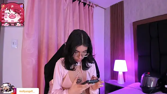 Molly_A Adlı Modelin Canlı XXX Sohbeti