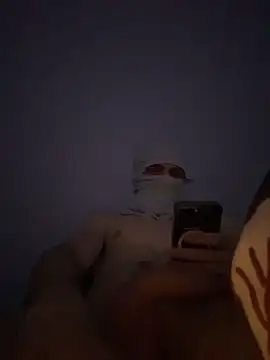 tok_lo24: διαδικτυακό σόου στην κάμερα