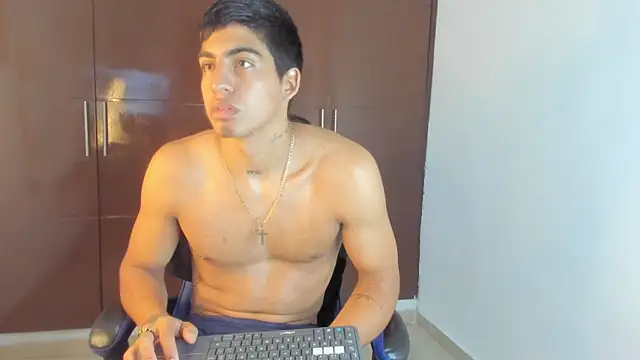 XXX chat uživo modela Milo_LatinBoy