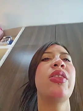 Rebeca_xs Show in webcam