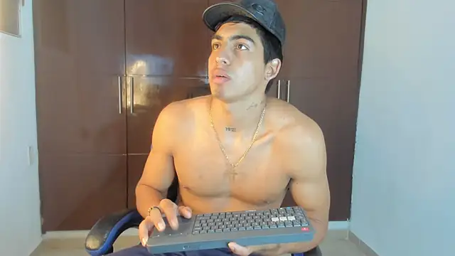 Milo_LatinBoy live XXX chat