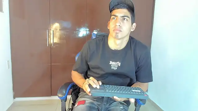 Chatroom XXX en direct de Milo_LatinBoy