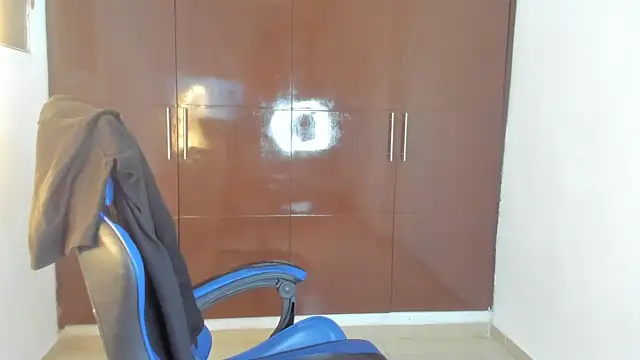 Milo_LatinBoy: διαδικτυακό σόου στην κάμερα