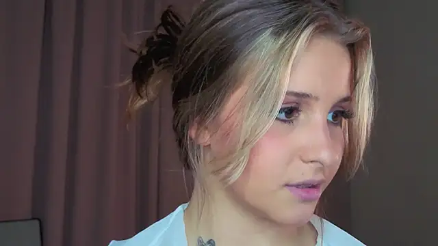 LoveSeekins Adlı Modelin Canlı XXX Sohbeti