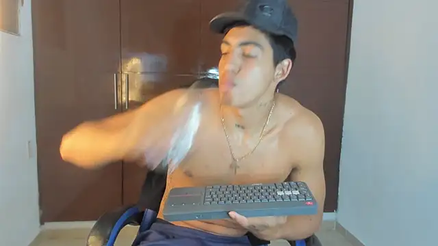 Milo_LatinBoy Show in webcam
