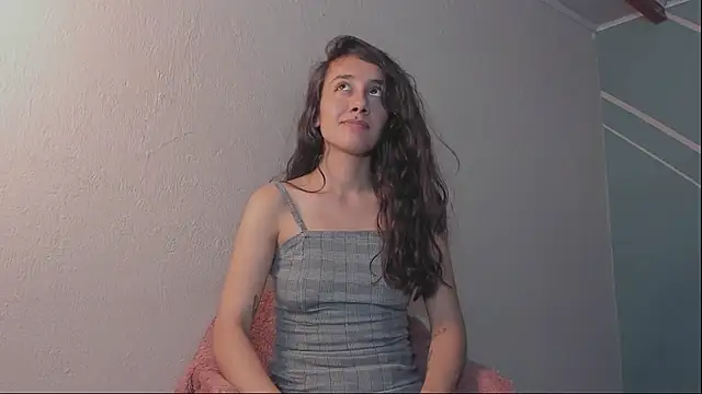 Lucy-Bluesea Chat XXX live