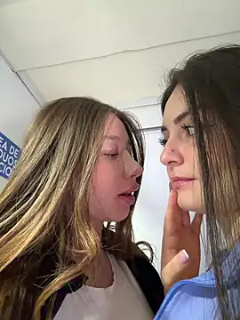 roouse Adlı Modelin Canlı XXX Sohbeti