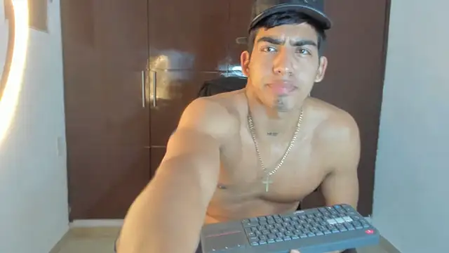 XXX chat uživo modela Milo_LatinBoy