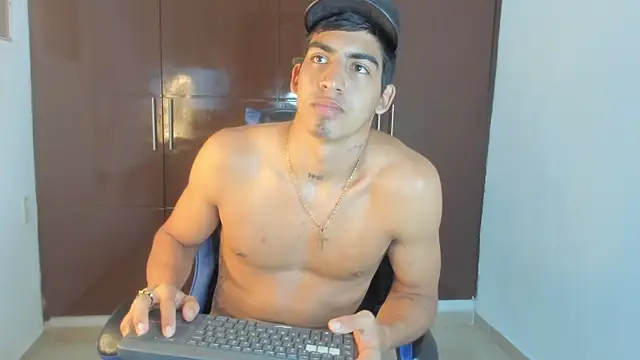 Milo_LatinBoy 即時 XXX 聊天