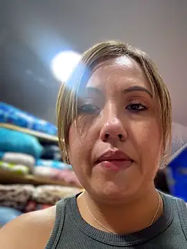 VIOLETA-25_: διαδικτυακό σόου στην κάμερα