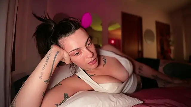 GennaJames' Webcam Show