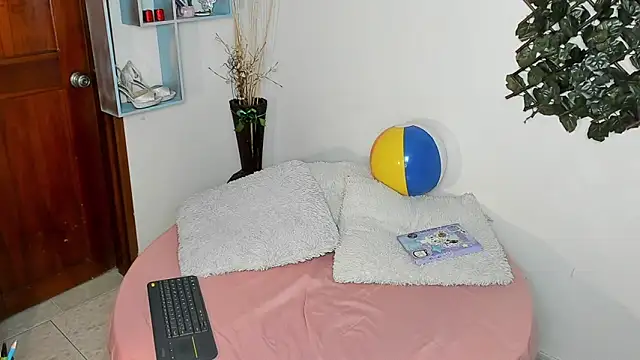 DestinyHills: онлайн-секс-чат