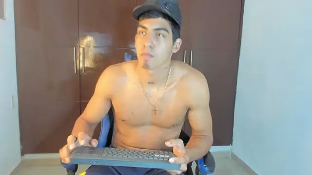 Czat XXX na żywo – Milo_LatinBoy