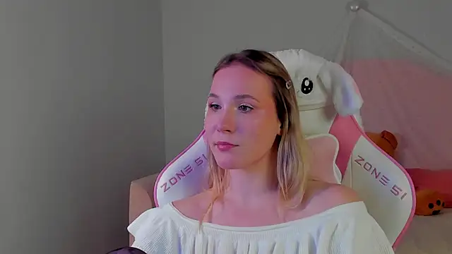 ElaraVoltage élő XXX-chatje