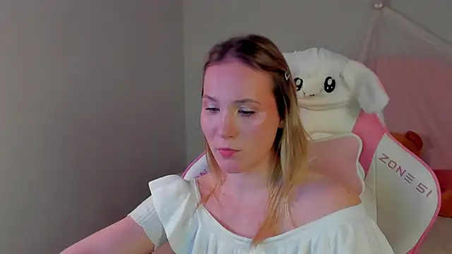 ElaraVoltage élő XXX-chatje