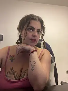 MiaHotboobs Chat XXX in diretta