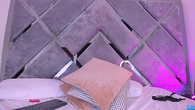 luciagray1 Show in webcam