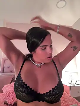 Bella__Wood: διαδικτυακό σόου στην κάμερα