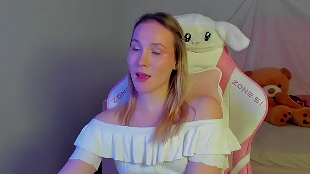 ElaraVoltage's Webcam Show