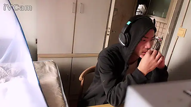 Pokazy przed kamerką – dyjdddttj