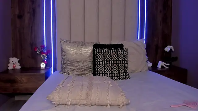 LucySalvatore_'s Webcam Show