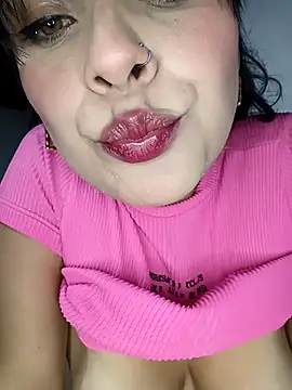 Valeria888: διαδικτυακό σόου στην κάμερα