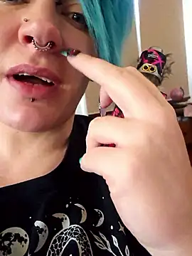 PinkTheHawkのウェブカメラショー