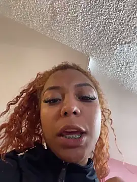 ThePrettyTiana: διαδικτυακό σόου στην κάμερα