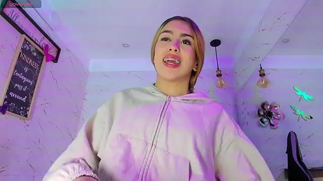 Chat +18 de Natasha-Adams ao vivo