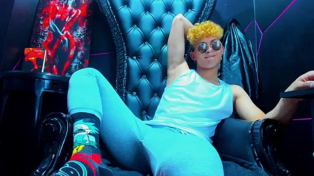 Show modela Ethan_Waalker na web-kameri