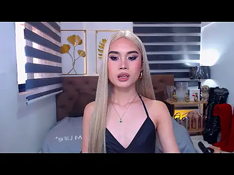 Show modela JuicyCockThea na web-kameri