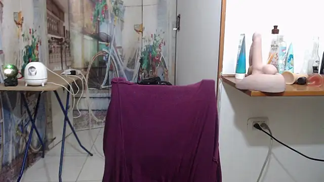 curly_greeneyed's Live XXX Chat