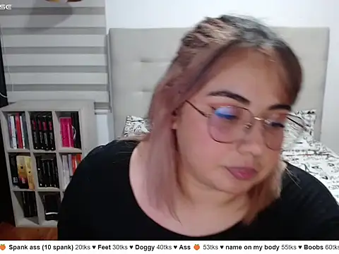 YiniBelle Chat XXX in diretta