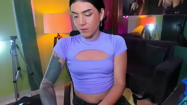 Show modela ximena22love na web-kameri