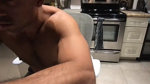 BigGuyMuscle: διαδικτυακό σόου στην κάμερα