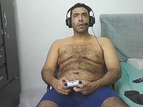 AlphaLatinoBear's Live XXX Chat