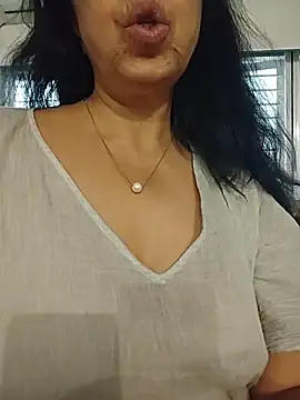 NakedMILFx: вебкам-шоу