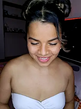 pamela_Tiny Adlı Modelin Canlı XXX Sohbeti