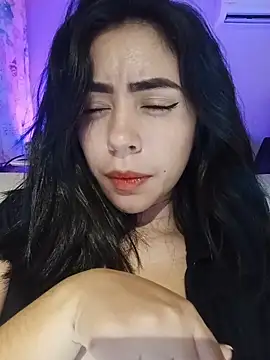 Sara-215 Adlı Modelin Canlı XXX Sohbeti