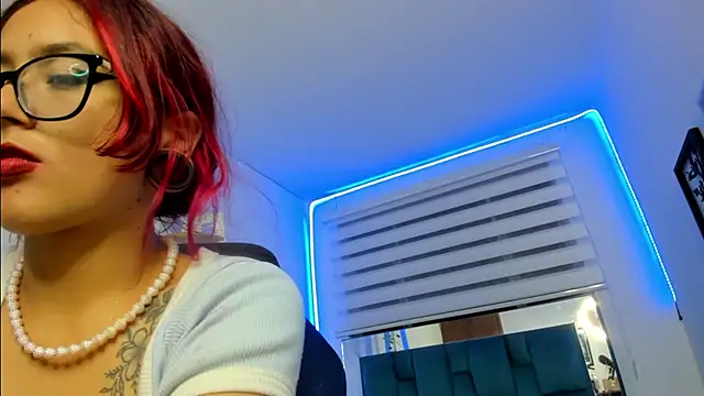 Show modela Sara_Red_X na web-kameri