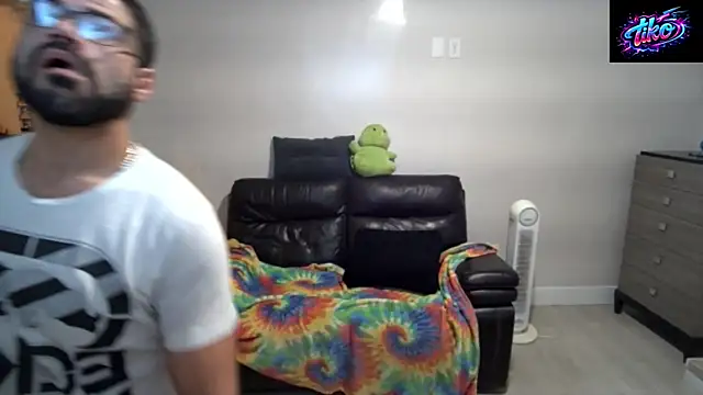 Zander823 লাইভ XXX চ্যাট