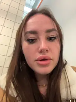 XXX chat uživo modela KiraSunshine