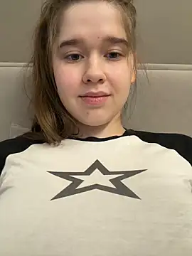 Pokazy przed kamerką – HornyGirlH