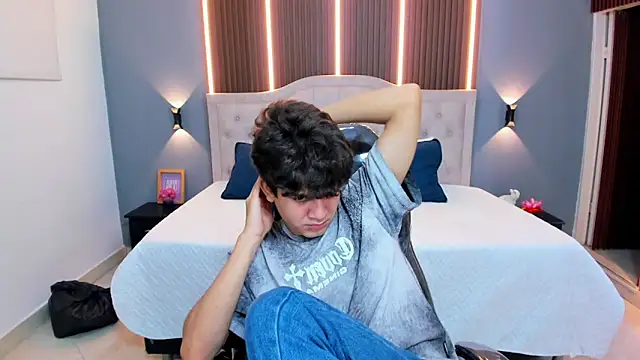 Tommy18__ Adlı Modelin Canlı XXX Sohbeti